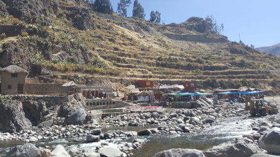 Wir stoppen bei den Hot Springs...Eintritt: 15 Soles p.P. Die extra gehen..