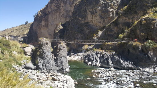 Über die schöne Hängebrücke müssen wir rüber...