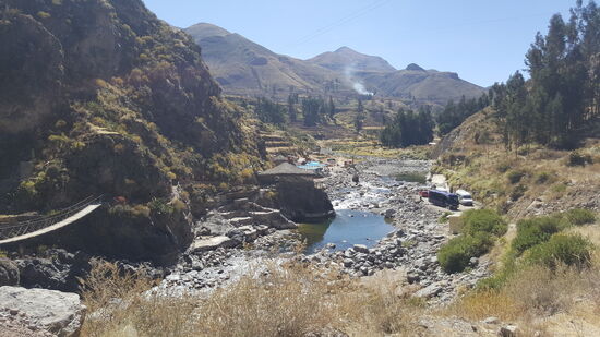 Wir haben zwar kein Badezeug dabei—aber das wohltuende heiße Quellwasser wollen wir trotzdem genießen und baden in Unterwäsche-Handtücher kann man wieder leihen