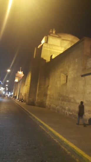 Gegen 17.30 Uhr erreichen wir Arequipa und werden in der Stadt am Kloster abgesetzt.