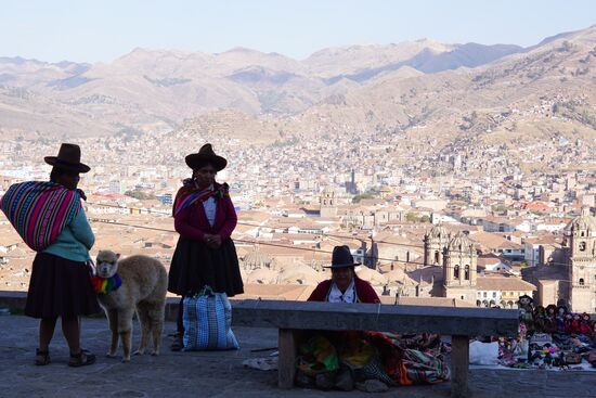 Überall Peruanerinnen mit Alpakas, die gegen Geld Fotos anbieten...