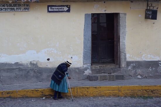 Ich staune immer wieder, wie die alten Leute hier mit den vielen Steinstufen zurechtkommen