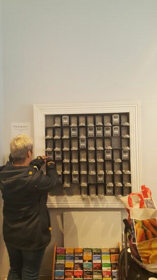 Dann können wir mit einem Code, den es per mail gab, den Schlüssel für unser Apartment holen