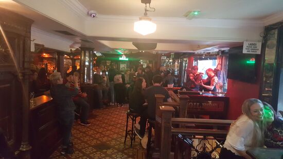 ....und kehren dann in einem der zahlreichen Pubs ein, in denen schon Life-Musik gespielt wird