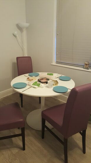 Wir frühstücken  in unserem Apartment