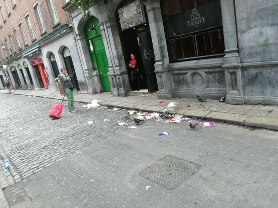 Zuerst müssen wir den Schlüssel wieder abgeben—hier liegt noch etwas Müll, aber die Straßenreinigung ist schon unterwegs