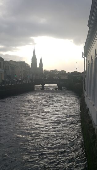 Eine andere Kirche auf der anderen Seite