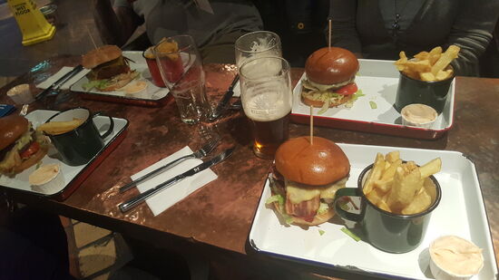 Wieder einmal das typisch-irische Pub-Essen: Hamburger!