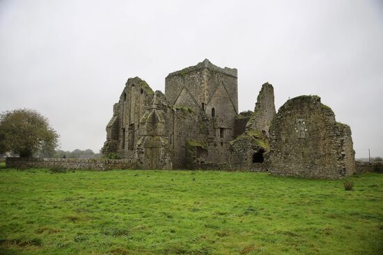 Die Männer besichtigen die andere Seite der Burg