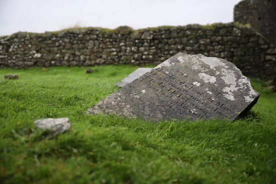 ...und finden einen alten Friedhof mit mystischen Grabsteinen ...