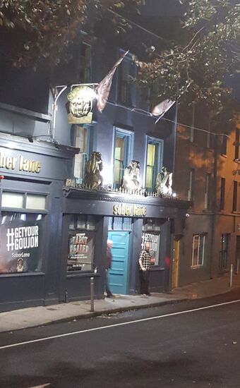 Hier im „Sober lane“-anseits der HAuptstraße kehren wir ein