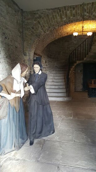 Am Eingang sehen wir Mary Sullivan, die auf den Gouverneur wartet. Dieser interviewt jeden Gefangenen, nachdem er entlaust, gewogen und die Details seiner Verbrechen dokumentiert wurde.
Mary ist von Beruf Näherin und wird nach ihrer achten Verurteilung 7 Jahre wegen Diebstahls von Kleidungsstücken