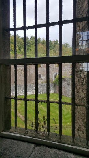 Blick auf den Gefängnishof, wo die Gefangenen ihre Runden drehen durften. Immer hintereinander, damit sie nicht miteinander sprechen konnten