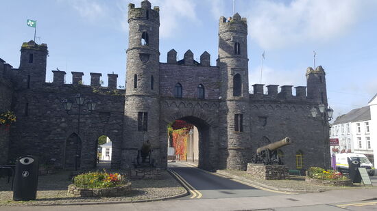 Wir fahren durch verschiedene Orte und stoppen in Macroom—hier ist eine Burg...