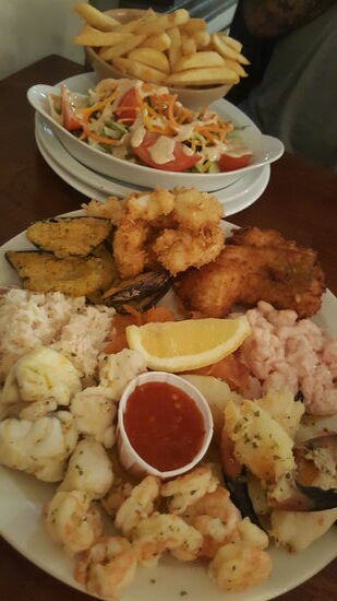 ....und beschließen den Abend mit einer riesigen Fischplatte in der „Fisherman‘s Bar“
Auf die Livemusik verzichten wir