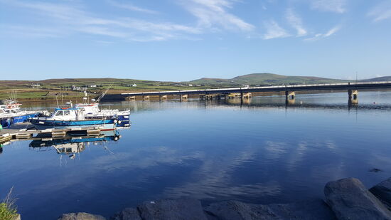 Wir warten bei super Wetter  am Hafen