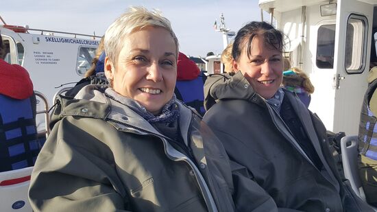 Wir bekommen Schwimmwesten und Öljacken