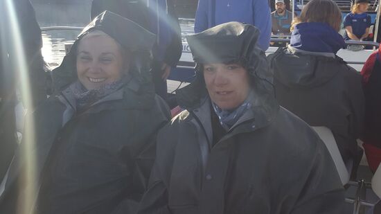 Mit Kapuze , denn es soll sehr schaukelig und nass werden