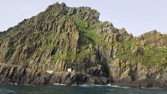 Skellig Michael ist 22 Hektar groß und der höchste Gipfel ragt mit 217m aus dem Meer