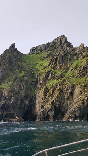 Auf dem benachbarten Nordgipfel befindet sich die kleine ehemalige Mönchssiedlung, die über fast 600 Stufen einer Steintreppe ohne Geländer erreichbar ist.