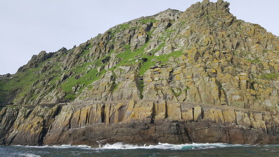 Die Insel, die auch unter dem Namen Great Skellig bekannt ist, beherbergt eines der bekanntesten, jedoch auch am schwersten zugänglichen mittelalterlichen Klöster Irlands. Dieses wurde im 7.Jhd gegründet
