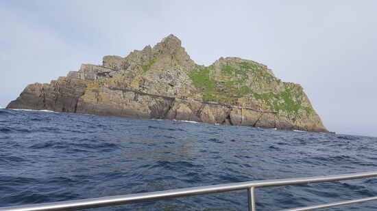 Sie liegt etwa 12km von der Küste entfernt