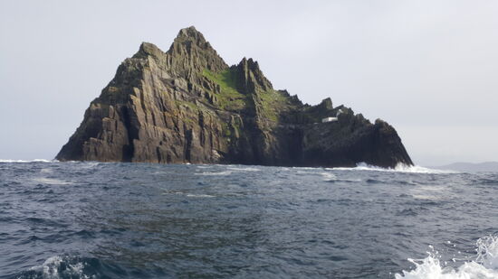 Die Hänge sind mit spärlichen Grün und Kräuter aus der Zeit der Mönchsiedlung bewachsen