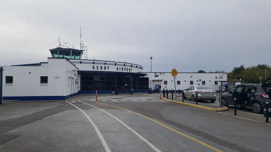 Nach einer guten Stunde Fahrzeit erreichen wir den kleinen Airport in Kerry .
Hier gibt es nur 2 Gates und alles ist überschaubar