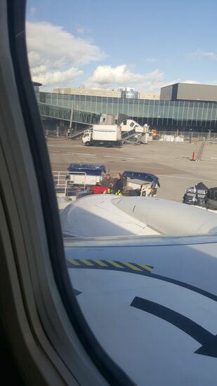 Eigentlich sollten wir um 13Uhr starten und um 18Uhr in Beirut landen.
Aber mehrere Passagiere haben es sich anders überlegt und fliegen nicht mit.
Von denen müssen nun die Koffer gesucht und ausgeladen werden.
Das dauert....