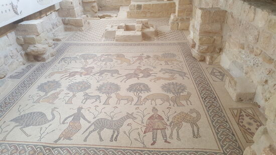 Mosaikteppich in der Taufkapelle und im Hintergrund das kreuzförmige Taufbecken