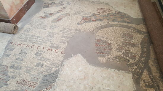 Es ist das älteste, bislang bekannte geografische Bodenmosaik der Kunstgeschichte. Das ursprüngliche Maß war 21m auf 6m, heute sind noch ungefähr 16m auf 5m übrig.