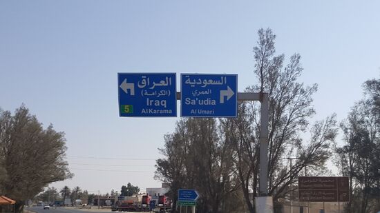 Wir befinden uns hier sozusagen im Vier-Länder-Eck: Jordanien-Syrien-SaudiArabien und Irak—-viele Laster transportieren Güter nach Irak und Saudi Arabien—bzw von dort hierher
