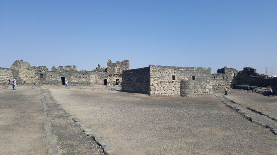 Diese düstere Burg liegt in der Oase Azraq , ca 100km von Amman und wurde vermutlich von Römern um 300 nChr errichtet.
Hier gab es die einzige Wasserquelle im Umkreis von 12.000 Quadratkilometern