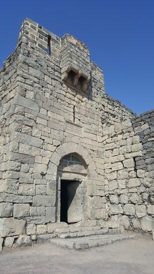 Byzantiner, Umayyaden und Mamelucken erweiterten den Bau aus Basaltstein, bis im 13.Jhd diese Burg mit den heutigen Umrissen entstand
