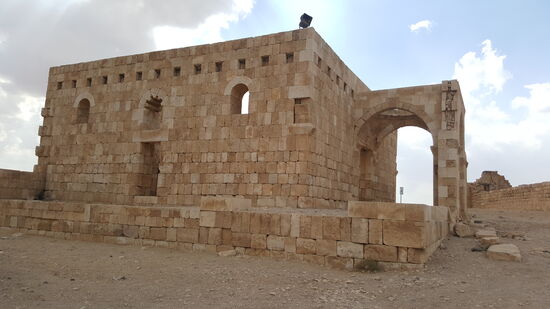 Sie hatte als römische Burg im 2.Jhd ihren Anfang gehabt und war eine von vielen Festungen zur Verteidigung der arabischen Grenze
