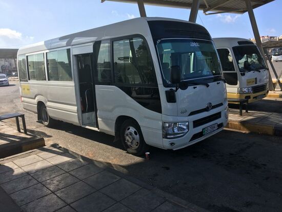 Süper, da steht auch schon ein Sammelbus der nach Kerak durchfährt.