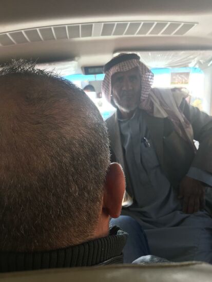 Vor uns nimmt ein älterer Herr seinen Platz ein....