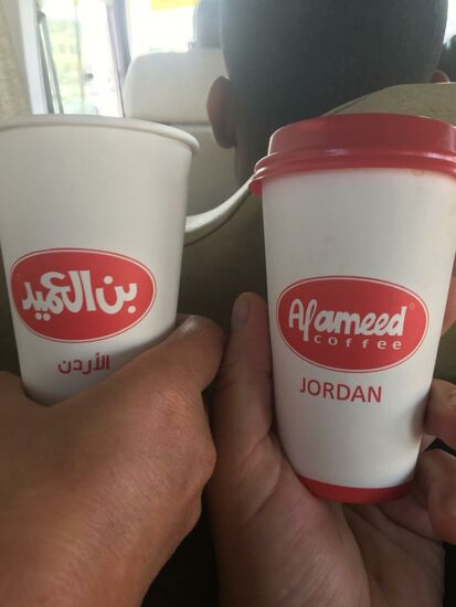 Derweil holt der geduldete Fotograf und Miniblogger erstmal nen leggor Starter...ein Frischgebrühten für kleine Kasse.
Dann gehts zügig los über den Highway nach Süden...