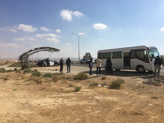 Polizei betritt den Bus und kontrolliert sämtliche Ausweise der männlichen Mitreisenden....Frauen, Kinder und 2 Deutsche bleiben verschont....nach ca. 15 Minuten dürfen wir weiter fahren...