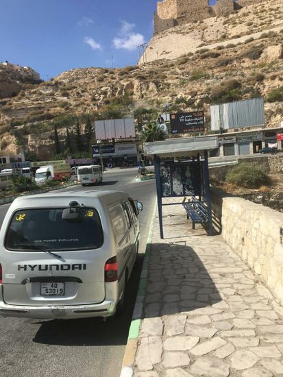 Bushaltestelle in Kerak....uns wird mitgeteilt, hier auszusteigen, wenn wir zur Burg wollen.