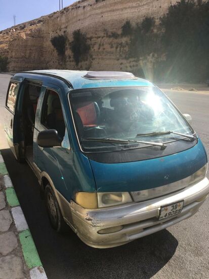 Dort steht bereits ein Minibus der uns für nen schmalen Taler ans gewünschte Ziel bringt...zur Burg hoch.