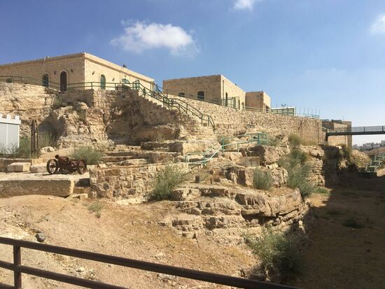 Blick von der Zugangsbrücke zum gegenüberliegenden Museum.