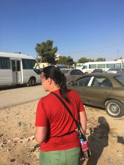 Angekommen in „El Mazar“ —aber der erste Bus nach „Al Tafile“ ist voll und startet gerade—man zeigt uns den nächsten