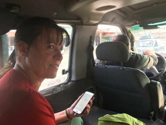 Nach etlichen Diskussionen und verbalen Faustschlägen, endlich einen Driver gefunden der uns für 5,- JOD ins nächste Städtchen fährt mit angeblichen Bussanschluss zur Weiterfahrt Richtung Petra.
Warum nicht? Es ist erst 15 Uhr und wir bereit für das Abenteuer