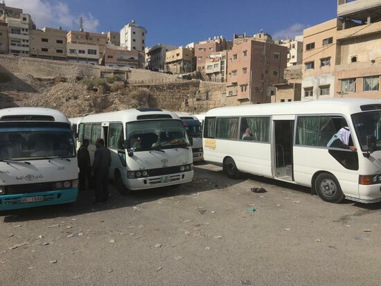 Wir erreichen einen Busplatz auf halber Strecke und werden gleich von allen Seiten belagert...