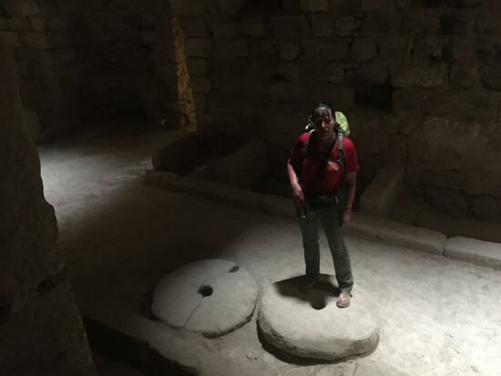 Die Küche der Burg mit Mühlsteinen—evtl um Olivenöl zu erzeugen—so erklärt einer der deutschen Guides..