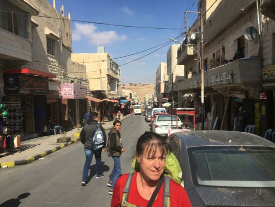 Abstieg zur Bushaltestelle...wir passieren die Stadt und wie überall gibt es nur "Schrunzenschrunz"...viel Zeuchs, was zumindestens wir so nicht gebrauchen können.