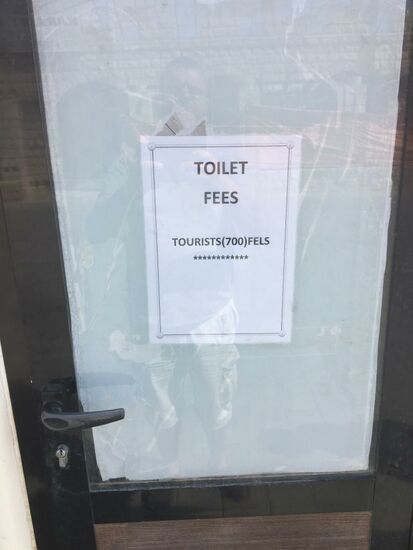 Der Gang zur Toilette ist teurer als die Fahrt mit dem Taxi Bus und auch das erste Mal, daß wir fürs Pippimachen die Geldbörse öffnen müssen....Tine zögert etwas aber letztendlich darf auch der Fotograf seine Blase entleeren.