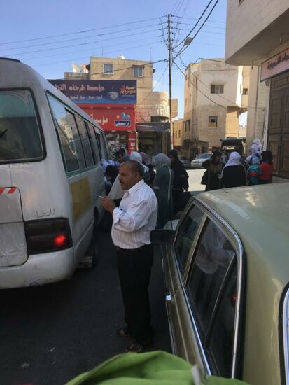 ....Jordanische Frauen steigen aufgeregt in einen Bus