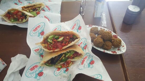 ....aber leggor Futter nehmen wir schon gerne.......schmeckt sehr gut ist absolut fleischfrei und kostet nur nen 2er mit Getränke.